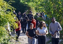 Agentes de Policía Nacional, este lunes a primera hora de la mañana, en el poblado chabolista ubicado detrás de La Fica, en Murcia.