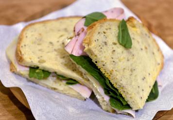 Sándwich de pechuga de pavo con espinacas