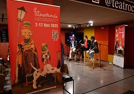 El concejal de Cultura del Ayuntamiento de Murcia, Diego Avilés; el director de Titeremurcia, Ángel Salcedo; y el director del ICA, Manuel Cebrián, durante la presentación del festival en el Teatro Circo Murcia.