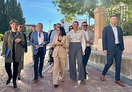 La consejera Carmen Conesa junto a los alcaldes y alcaldesas en los exteriores de la capilla de la Virgen de las Angustias de Yecla