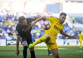 Hugo Álvarez, del UCAM, junto a Ortuño, del Cádiz, en 20212.