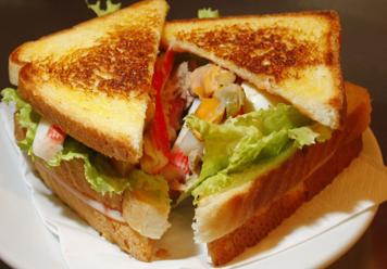 Sándwich de palitos de cangrejo