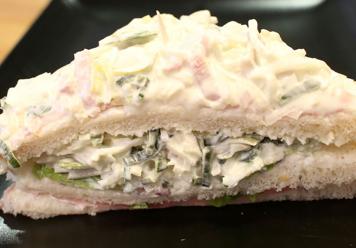 Sándwich de ensalada de puerro con jamón