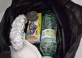 El desayuno, dentro de una bolsa de basura, que, según denuncia UGT, recibió el menor en el hospital de Yecla.