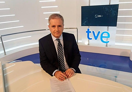 Manuel Segura Verdú en los estudios del centro territorial de RTVE en la Región de Murcia.