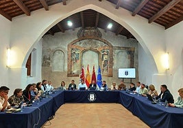 La sesión plenaria de octubre se celebró en la antigua ermita de San Sebastián por estar el Ayuntamiento en obras.