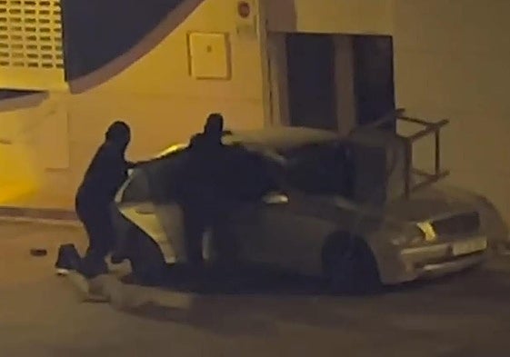 Roban una caja fuerte y estrellan el coche con el botín sobre el capó en San Pedro del Pinatar