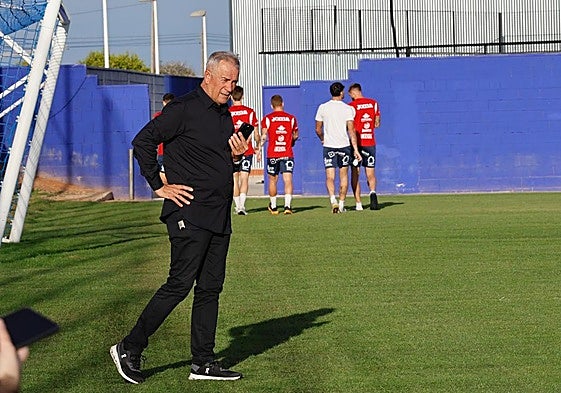 Felipe Moreno, con el móvil en la mano, durante el entrenamiento de este martes del Real Murcia.