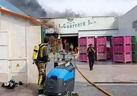 Los bomberos trabajan en la extinción del incendio en un almacén de brócoli en el polígono Saprelorca.