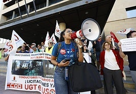 Protesta a las puertas de la Consejería de Fomento, este martes.