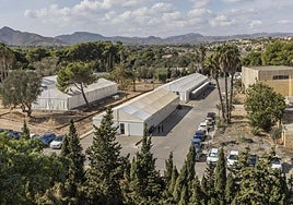 El campamento temporal de migrantes habilitado por el Ministerio, junto al edificio en el que se encontraba el antiguo hospital Naval de Cartagena.