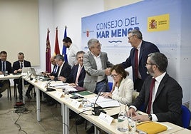 Hugo Morán saluda al presidente de la CHS, Mario Urrea, ayer en el Consejo del Mar Menor.