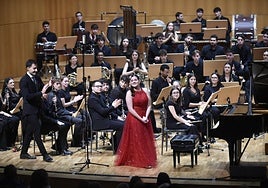 Raúl López Sánchez y la banda aplauden a la pianistra Cristina Aracil.