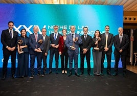 Premiados y autoridades en la tradicional foto de familia al término de la gala.