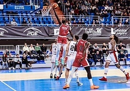 Howard Sant-Roos entra a canasta en el partido en Lublin.
