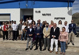 Autoridades y vecinos tras la reunión celebrada este miércoles en el club náutico.