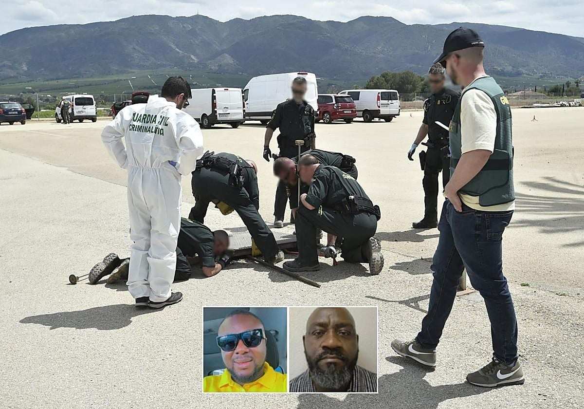 El operativo policial desplegado en Librilla, en el momento de acceder a la fosa séptica, con fotografías de los desaparecidos sobreimpresas.