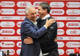 El abrazo entre Felipe Moreno y Asier Goiria, este miércoles, en la sala de prensa del Enrique Roca.