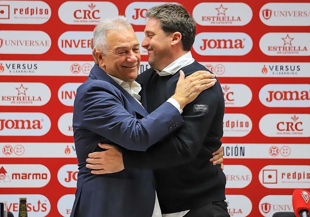 El abrazo entre Felipe Moreno y Asier Goiria, este miércoles, en la sala de prensa del Enrique Roca.