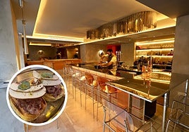 Los cocineros preparan los platos delante de los comensales.