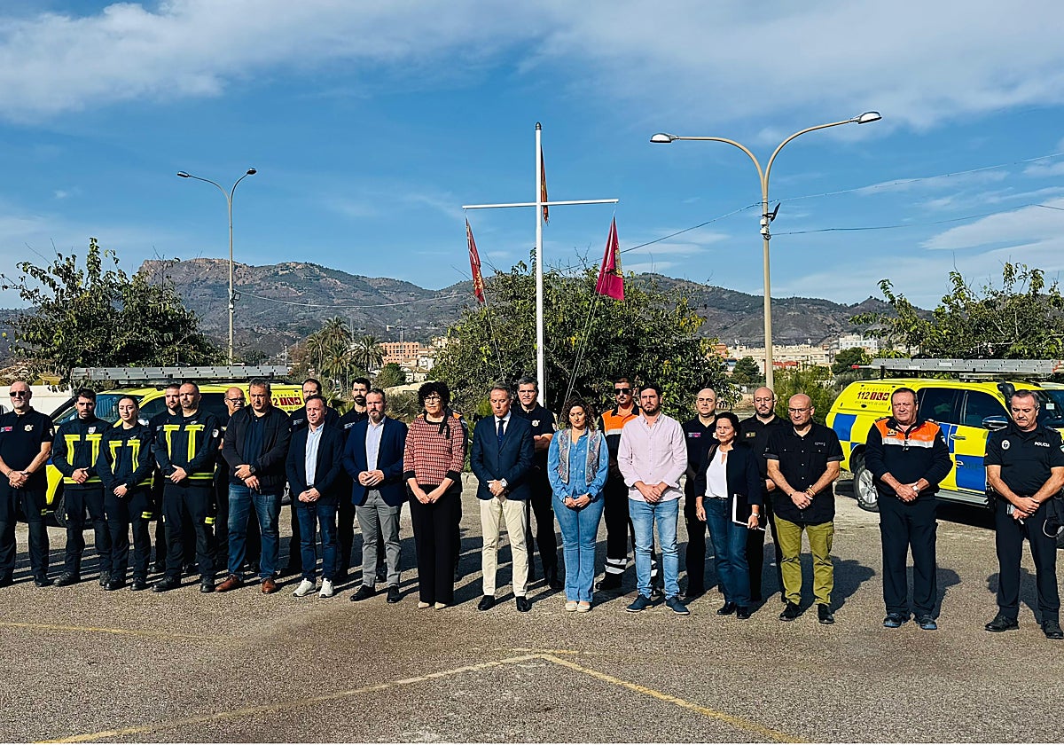 Alcaldes, concejales de la comarca y el edil de Chiva (3ºd) junto a miembros del servicio municipal de Emergencias.