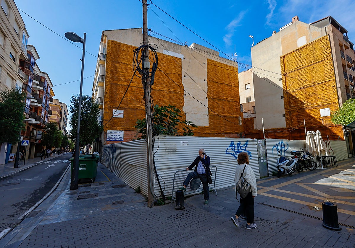 Uno de los solares de la calle Lope Gisbert afectados por el plan de reedificación forzosa.