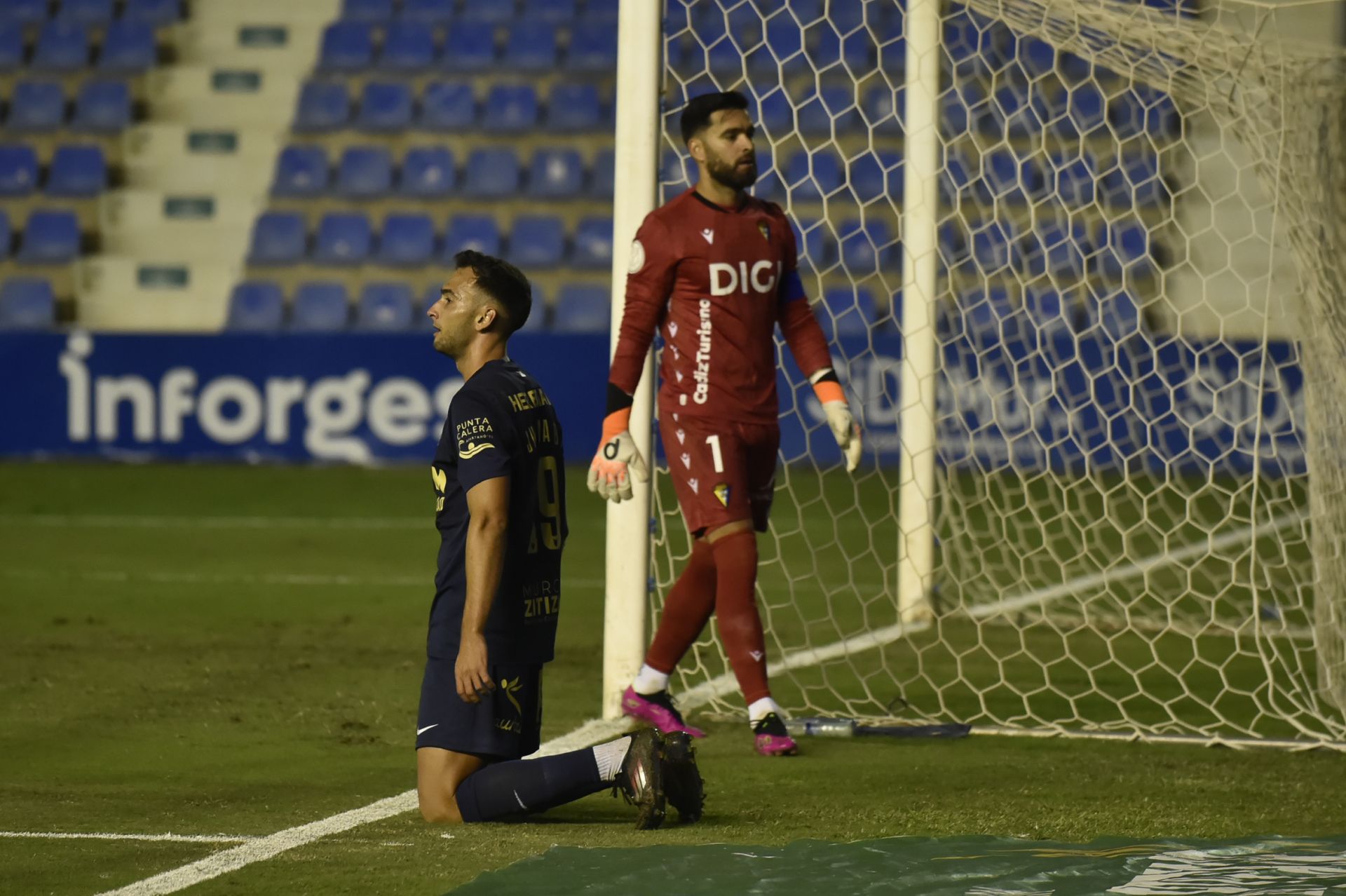 Las imágenes del UCAM CF-Cádiz (1-3)