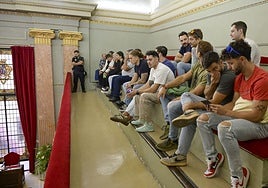 Asistentes observan el pleno de Murcia de este jueves.