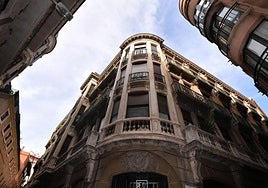 Edificio de la céntrica calle Frenería, que verá bonificada la tributación de las obras de recuperación de su fachada.