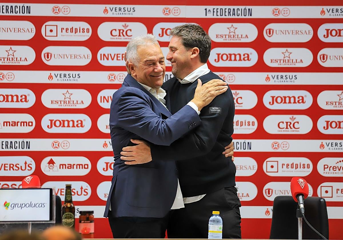 Felipe Moreno y Asier Goiria se abrazan, ayer, en la despedida del director deportivo vasco.