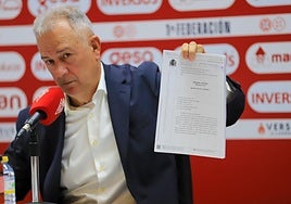 Felipe Moreno muestra un documento durante su comparecencia de ayer en el Enrique Roca.