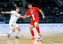 El pívot Pablo Ramírez, con vendaje en la pierna izquierda de su lesión, cubre el balón este jueves en Polonia ante Zagurskas.