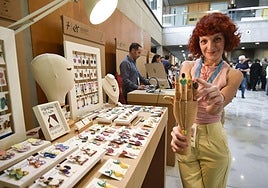 Beatriz Magro, coCEO de Komvida Kombucha.Nuria Ruiz muestra varios anillos de su firma, Manteka Estudio.