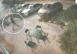 Una cámara de seguridad graba cómo el acusado abandona el bar segundos después de apuñalar a la víctima.