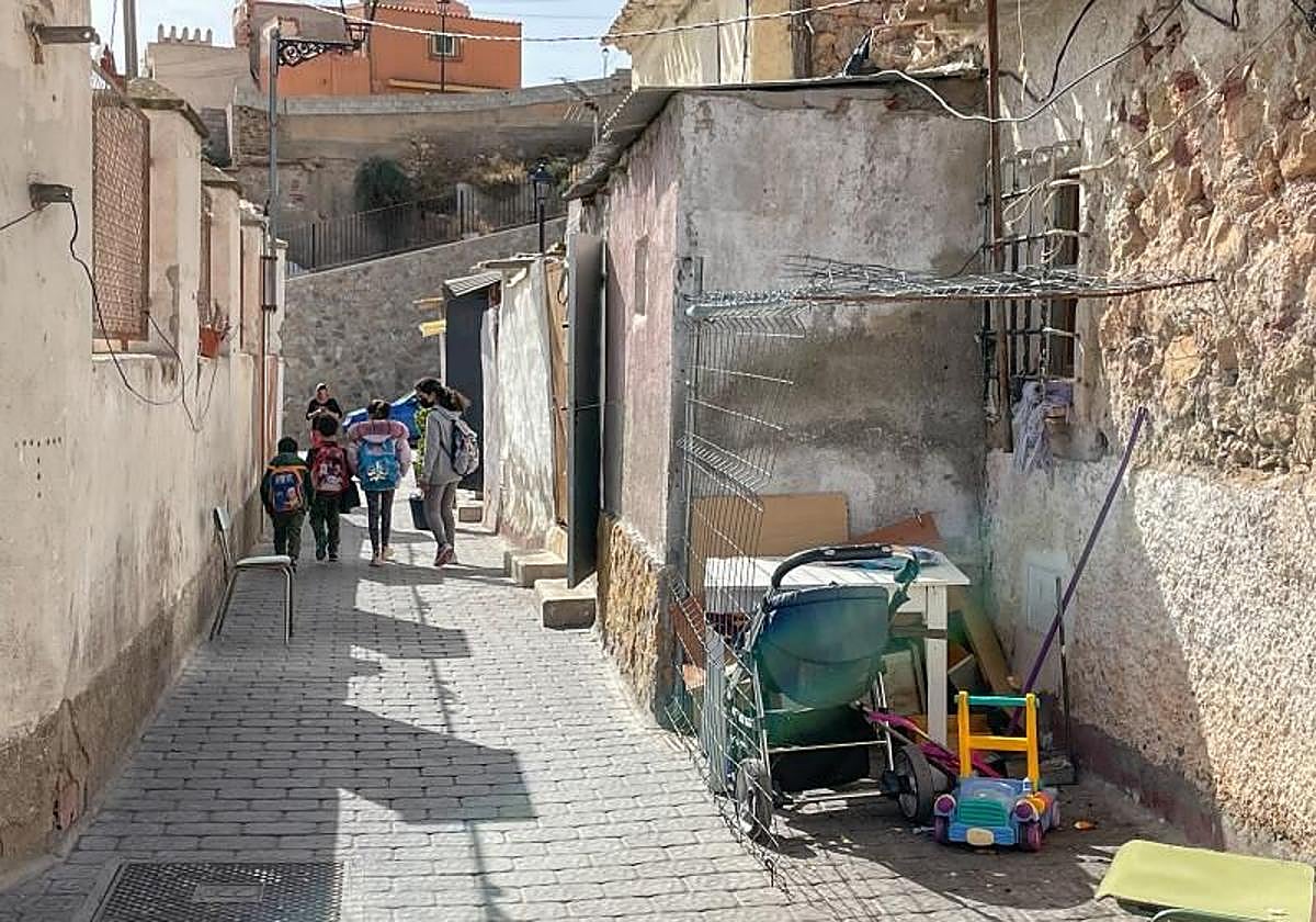 Unos niños caminan por una calle con infraviviendas del barrio de San Pedro, en una imagen de archivo.