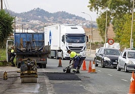 Trabajos de reparación urgente en la carretera entre Cobatillas y Santomera tras el accidente mortal de un ciclista.