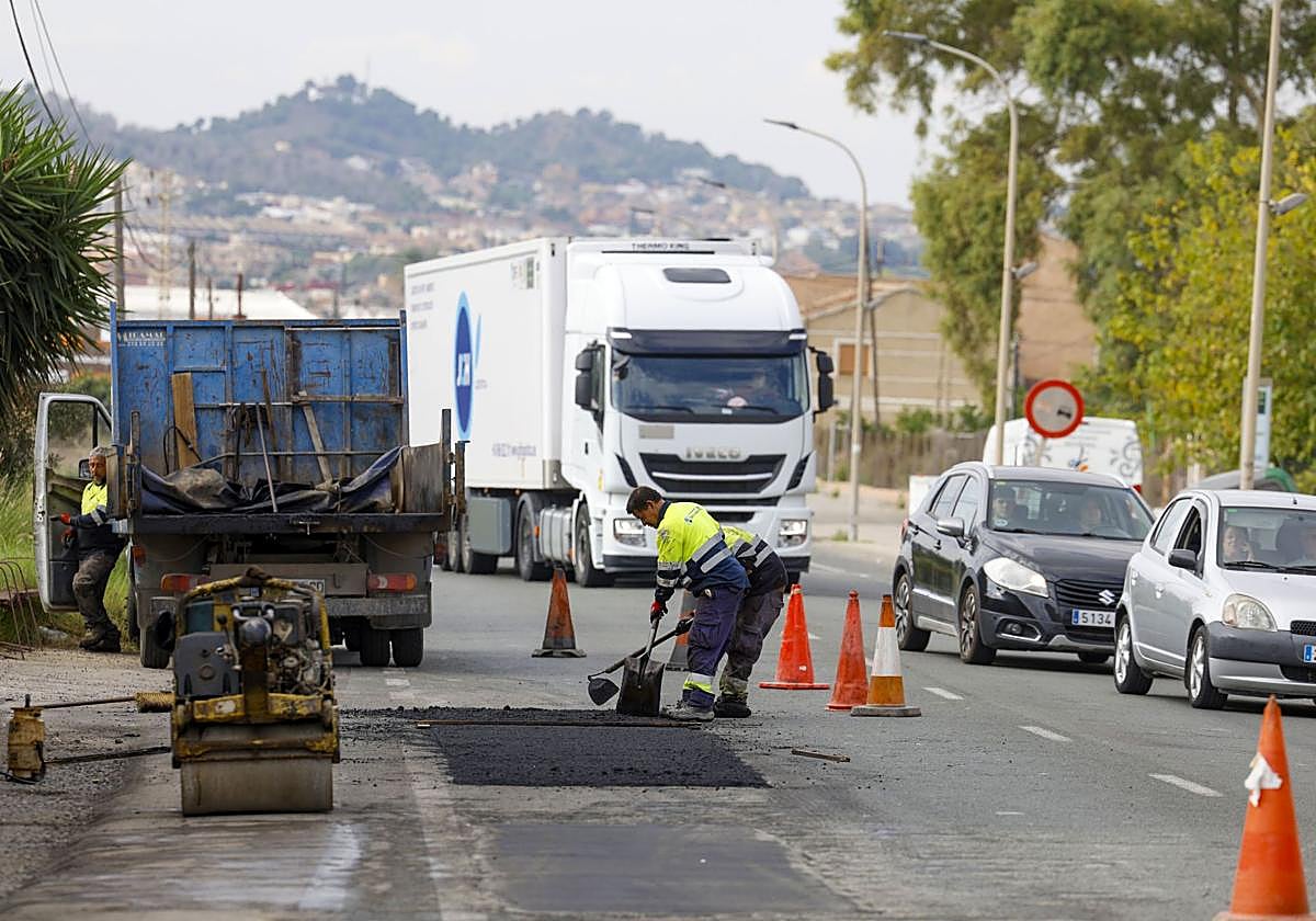 Trabajos de reparación urgente en la carretera entre Cobatillas y Santomera tras el accidente mortal de un ciclista.