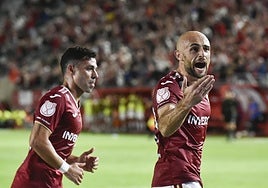 Ekain, autor del primer gol del Real Murcia, celebra con la grada del Enrique Roca su tanto en el duelo de Copa del Rey de ayer ante el Antequera.