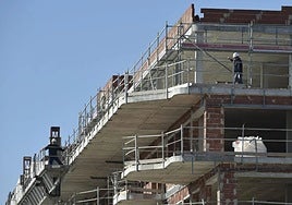Dos operarios trabajan en la construcción de un edificio de viviendas en Murcia.