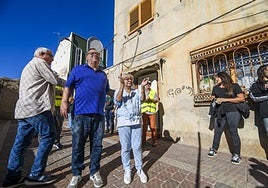 Santi Jiménez (en el centro), ayer en la puerta de su casa de Alcantarilla, acompañada del cura Joaquín Sánchez y otros integrantes de la Plataforma de Afectados por la Hipoteca.