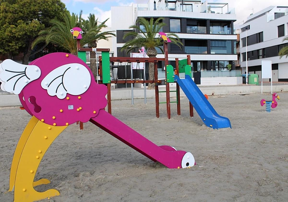 Zona de juegos infantiles en la playa de Villananitos.