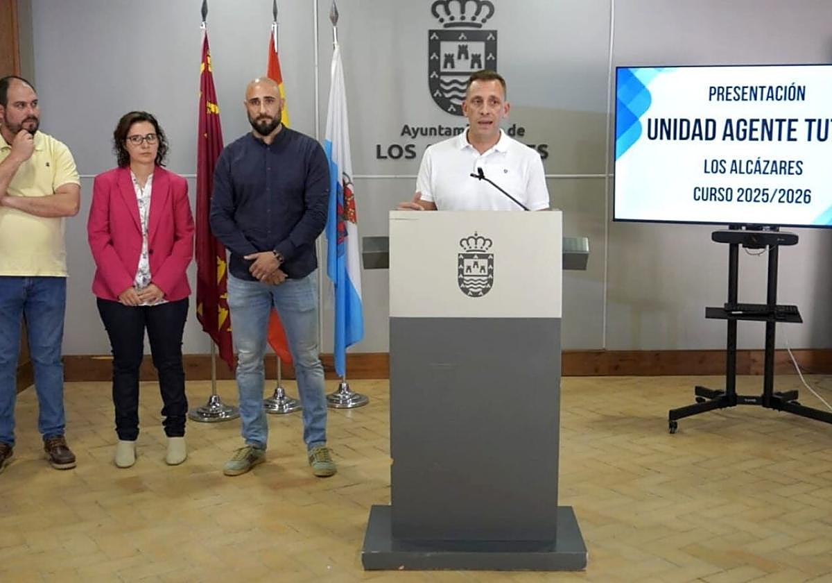 Presentación del proyecto, con los agentes y el alcalde.