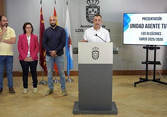 Presentación del proyecto, con los agentes y el alcalde.