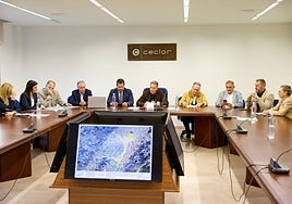 El alcalde, junto al presidente de Ceclor, miembros de la patronal, de la Cámara de Comercio y ediles.