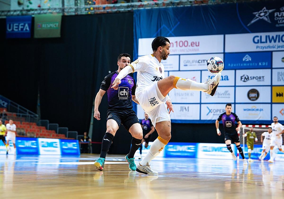 El pívot Waltinho, autor de un doblete, pincha el balón en el partido de este viernes contra el Anderlecht.