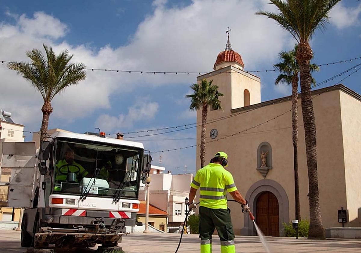 Un equipo de limpieza urbana de Actúa, en uno de los municipios en los que presta el servicio.