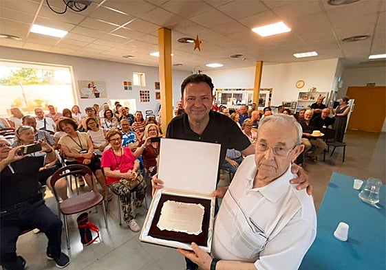 Fernando Jiménez Valera, en 2023, cuando recibió la placa conmemorativa por su labor desarrollada en la asociación.