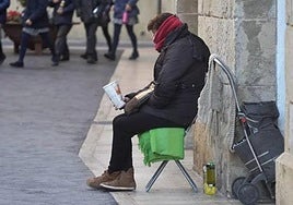 Una mujer pide ayuda económica junto a la Catedral de Murcia, en una imagen de archivo.