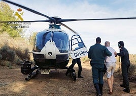 Momento en el que el anciano desaparecido es conducido al helicóptero por agentes de la Guardia Civil.