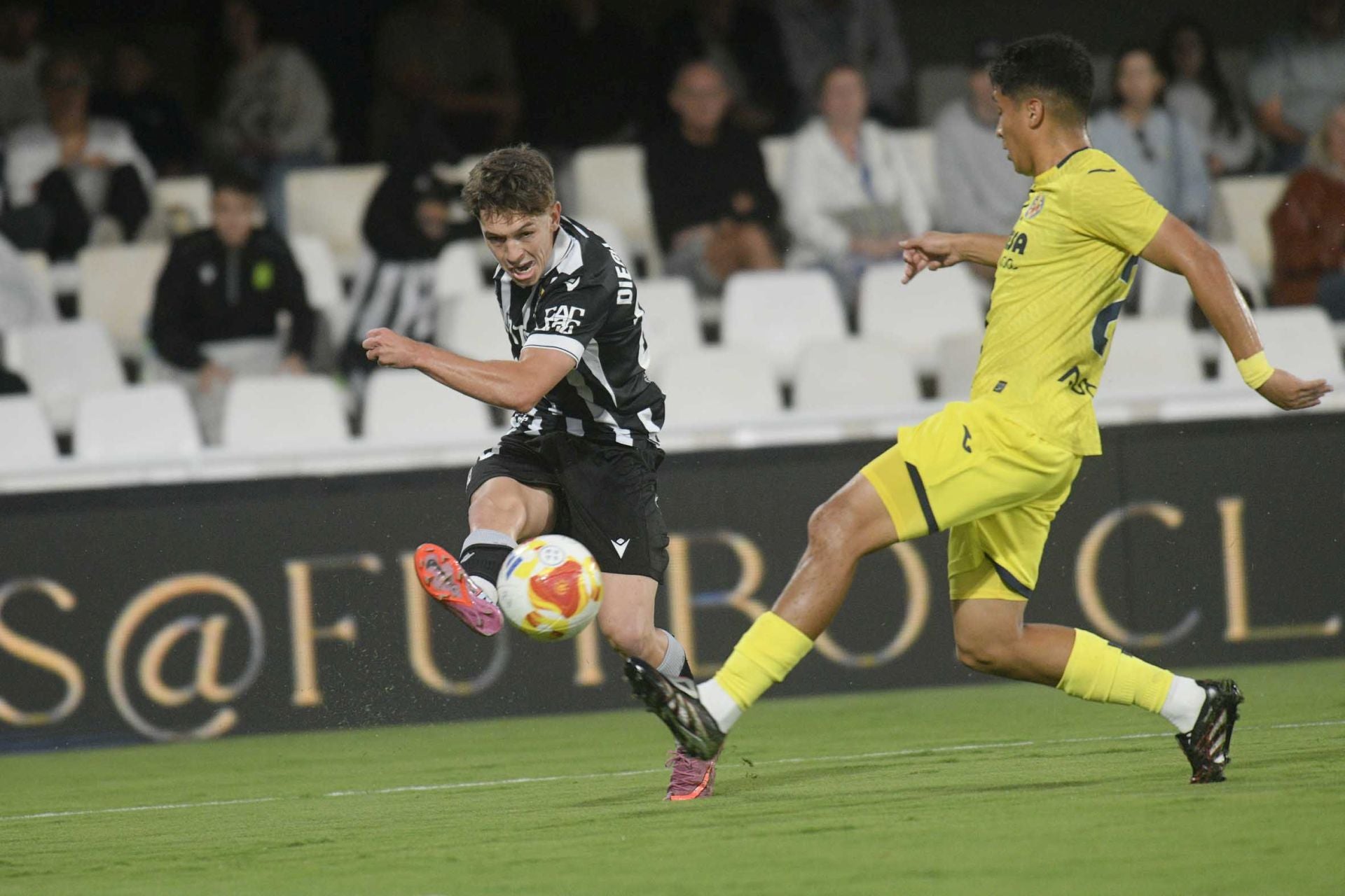 El FC Cartagena sufre la primera derrota en el Cartagonova, en imágenes